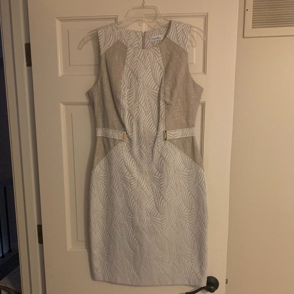 Calvin Klein Tan White Sleeveless Jacquard Sheath Dress With Gold Logo Hardware - Picture 1 of 8